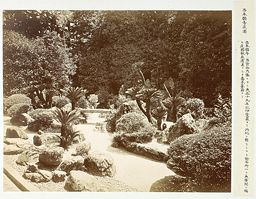 Jardin du temple bouddhique Nishi Hongan-ji<br><span class='yoxview_copyr'> © Musée Guimet, Paris, Distr. Rmn/ Image Guimet</span> Jardin du temple bouddhique Nishi Hongan-ji