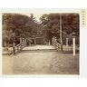 Pont d’accès à l’écurie dans le domaine intérieur du sanctuaire shintō Ise-jingū